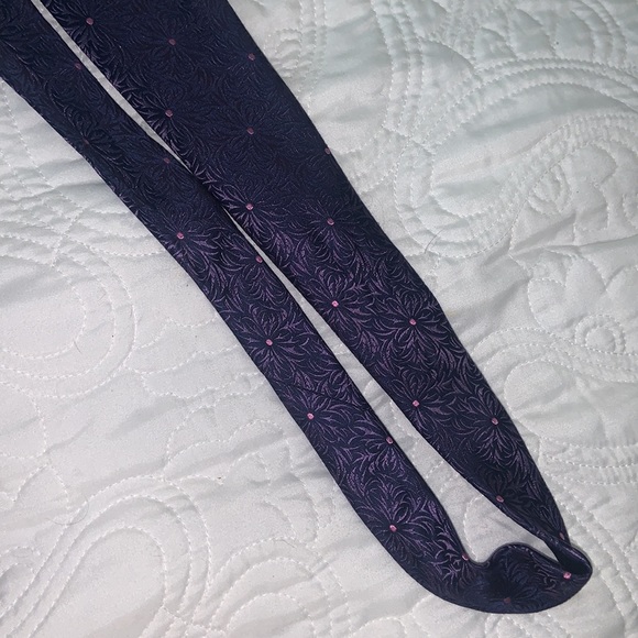 Penrose London 100% silk men’s necktie. Made in England. Deep navy w/ pink dot. - Picture 5 of 7